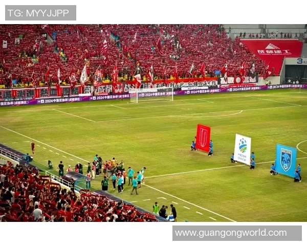 足球传奇同框再现昔日风采 老球星重聚场上激荡回忆